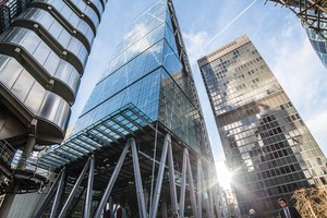 Phần bên dưới cao ốc được thiết kế mở 
