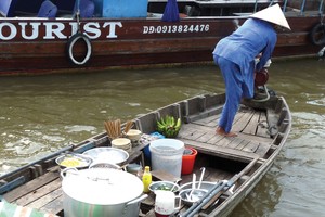 Bềnh bồng chợ nổi Cái Răng