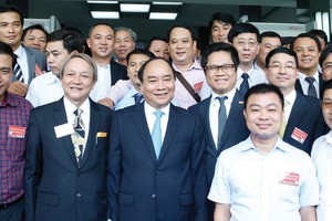Ông Cao Tùng Lâm (ngoài cùng bên trái) cùng Thủ tướng Chính phủ tại Hội nghị Doanh nghiệp Việt Nam năm 2016