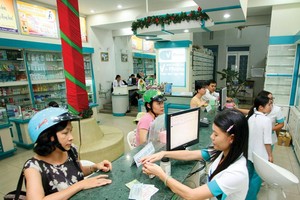 Cả nước hiện có hơn 2.000 công ty phân phối thuốc, trên 100 doanh nghiệp nhập khẩu và khoảng 40.000 cửa hàng bán lẻ dược phẩm. Trong ảnh: Mua bán thuốc tại quầy dược ở Hà Nội. Ảnh: Đức Thanh