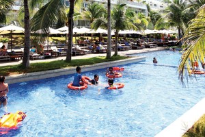 Khách du lịch hiện nay không chỉ đến khu resort để nghỉ ngơi, tắm biển, mà còn có nhu cầu giải trí, trải nghiệm...Ảnh: Lê Toàn