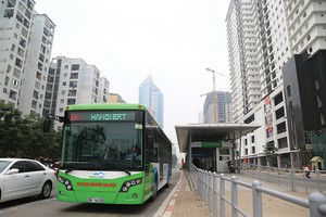 Tuyến BRT giúp thị trường bất động sản dọc đường Lê Văn Lương sôi động trở lại. Ảnh: Dũng Minh