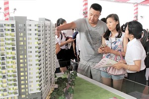 Khá nhiều khách hàng quan tâm tới Dự án Moonlight Boulevard. Ảnh: Gia Huy