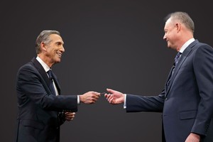 Kevin Johnson (bên phải) nhận “chìa khóa” của Starbucks từ tay người tiền nhiệm Howard Schultz