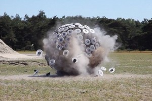 Độc đáo, quả cầu dò phá mìn độc đáo bằng tre và nhựa