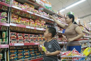 Sức tiêu thụ mỳ ăn liền đã giảm mạnh trong vài năm trở lại đây khiến các doanh nghiệp tham gia lĩnh vực này không khỏi lao đao. Ảnh: Lê Toàn