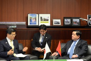 Bộ trưởng Nguyễn Chí Dũng hội đàm với Bộ trưởng Giao thông Quốc thổ Nhật Bản Kenichi Ishi.