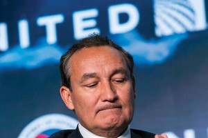 CEO United Airlines lao đao giữa scaldal đuổi khách