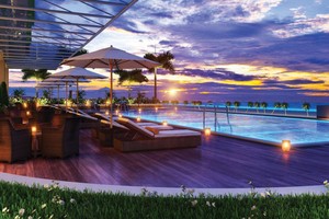 Cư dân và du khách sẽ có những phút giây thư giãn tuyệt vời bên hồ bơi trong khuôn viên dự án Ariyana Smart Condotel