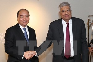 Thủ tướng Nguyễn Xuân Phúc gặp Thủ tướng Sri Lanka Ranil Wickremesinghe bên lề Hội nghị thường niên lần thứ 47 Diễn đàn Kinh tế Thế giới tại Davos tháng 1/2017. (Ảnh: Thống Nhất/TTXVN)