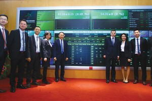 Việc niêm yết là con đường tất yếu, là cần thiết cho quá trình phát triển của ngân hàng (Trong ảnh: Cổ phiếu VIB chính thức giao dịch trên sàn UPCoM ngày 9/1 vừa qua)