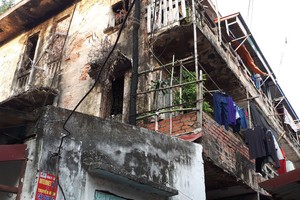 Khu tập thể 311 Đà Nẵng (quận Ngô Quyền) xuống cấp nghiêm trọng (được xếp hạng cấp độ D) cần được cải tạo, xây mới. Ảnh: Thanh Sơn         