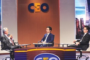 CEO Cao Duy Khương (ngòi giữa) lắng nghe tư vấn của các chuyên gia.