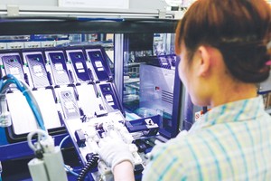 3 tháng đầu năm 2017, tổng vốn FDI vào Việt Nam là 7,7 tỷ USD, tăng 77,6% so với cùng kỳ năm 2016. Trong ảnh: Dây chuyền sản xuất Samsung Galaxy S8 của Samsung Điện tử Thái Nguyên. Ảnh: Nguyên Đức