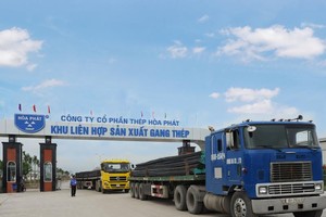 Khu vực kinh tế tư nhân đã xuất hiện những tên tuổi lớn như Vingroup, Novaland (xây dựng, bất động sản), Vinamilk, TH Truemilk (sản xuất sữa, sản phẩm từ sữa), Hòa Phát (sắt thép)… Trong ảnh: Vận chuyển sản phẩm thép tại Khu liên hợp gang thép Hòa Phát (Hải Dương). Ảnh: Chí Cường