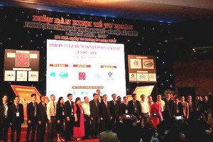 Trưởng ban Kinh tế Trung ương Nguyễn Văn Bình cùng các doanh nhân tư nhân tại Diễn đàn kinh tế tư nhân 2017.