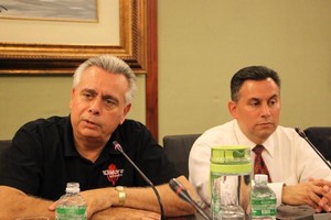 Ông Alfred J. Dimora, sáng lập kiêm Giám đốc điều hành Dimora Enterprises, LLC (áo đen) đặt mục tiêu sản xuất 50.000 xe điện/năm tại Việt Nam.