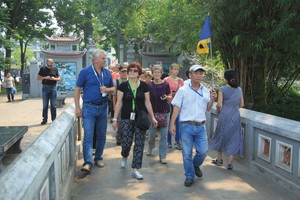 Năm 2016, Việt Nam thu hút hơn 10 triệu lượt khách quốc tế, tăng 26% so với năm 2015. Ảnh: Dũng Minh