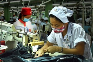 Theo Bộ luật Lao động, việc làm thêm giờ phải theo thỏa thuận giữa doanh nghiệp và người lao động nhưng không quá số giờ tối đa được quy định (hiện tại là 200 giờ/năm). Ảnh minh họa. Nguồn: Internet