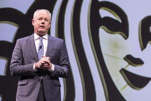 Tân CEO Starbucks đối mặt với 2 vấn đề lớn