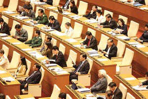 Trong năm 2017, sẽ trình Chính phủ thông qua đề nghị xây dựng Luật Chứng khoán sửa đổi và trình Quốc hội xem xét, quyết định