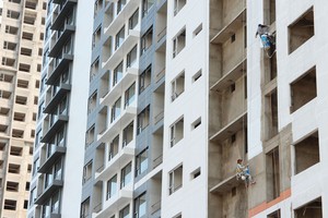 Tại các công trường, nhiều công nhân vẫn chủ quan với tính mạng của mình. Ảnh: Việt Dũng