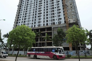 Thị trường bất động sản ấm lên đang thu hút dòng vốn tiết kiệm chảy ra khỏi ngân hàng