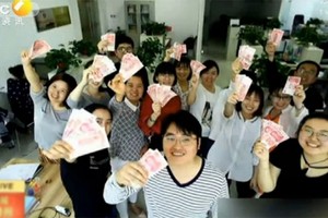 Các nhân viên nhận được tiền thưởng của công ty.