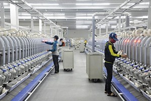 Sản xuất sợi tại Phân xưởng kéo sợi số 1, Công ty TNHH Khoa học kỹ thuật Texhong Ngân Hà tại Khu công nghiệp cảng biển Hải Hà. Ảnh: Hữu Việt