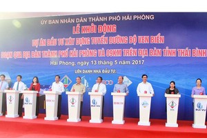 Thủ tướng Chính phủ cùng lãnh đạo 6 địa phương bấm nút khởi động dự án. Ảnh: Thanh Tân.