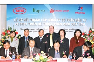 Sau 10 năm khó khăn, các ông chủ của Công ty cổ phần Đầu tư và Phát triển hệ thống phân phối Việt Nam (VDA) có thể viết tiếp giấc mơ thương hiệu Việt Trong ảnh: Lễ ký kết thành lập VDA ngày 1/2/2007