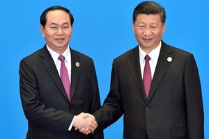 Chủ tịch nước Trần Đại Quang bắt tay Chủ tịch Trung Quốc Tập Cận Bình ngày 15/5. Ảnh: Reuters.