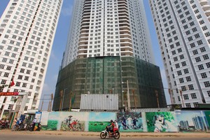 Nếu bong bóng đất nền được kiểm soát, thị trường căn hộ sẽ sôi động hơn. Ảnh: Lê Toàn