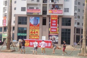 Người dân căng băng rôn tố nhiều sai phạm của Công ty Vintep Hà Nội
