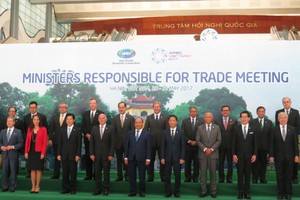 Thủ tướng Nguyễn Xuân Phúc chụp ảnh cùng Bộ trưởng phụ trách thương mại các nền kinh tế thành viên APEC (Ảnh: K.T)