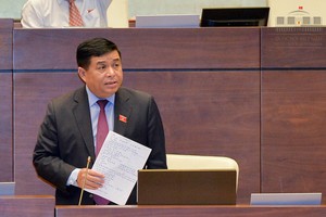 Bộ trưởng Kế hoạch và Đầu tư Nguyễn Chí Dũng trao đổi về Dự thảo Luật Hỗ trợ doanh nghiệp nhỏ và vừa (DNNVV) tại Quốc hội