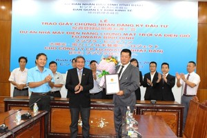 Ông Phan Cao Thắng, Phó Chủ tịch Thường trực UBND tỉnh Bình Định trao Giấy chứng nhận đầu tư cho ông Osamu Kimura, Chủ tịch Công ty Fujiwara Nhật Bản (Bên phải)