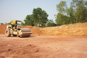 Thi công san lấp mặt bằng tuyến cao tốc đoạn qua Bắc Giang. Ảnh: A.M