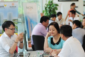 Do chưa có tích lũy tài chính, những người trẻ thường phải chi trả hàng tháng cao khi mua nhà trả góp. Ảnh: Dũng Minh