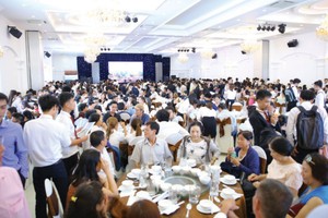 Đông đảo khách hàng tìm hiểu dự án Queen Peal. Ảnh: Lê Toàn