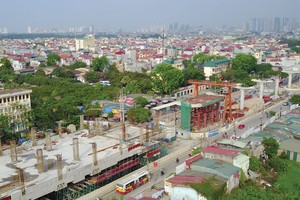 Tình trạng đội vốn đầu tư và kém hiệu quả tại không ít 
dự án tiếp tục làm cho nợ công có xu hướng tăng nhanh