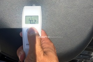 Trong đợt nắng nóng kéo dài này, nhiệt độ yên xe có lúc lên tới hơn 70 độ gây cảm giác rất khó chịu cho các lái xe.