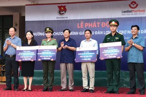 Ông Nguyễn Đình Thắng, Phó chủ tịch LienVietPostBank phát động chương trình tại Quảng Trị