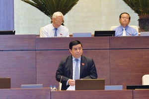 Bộ trưởng Bộ Kế hoạch và Đầu tư Nguyễn Chí Dũng trả lời chất vấn tại Quốc hội 