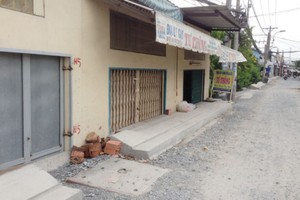  Sau khi đường được xây mới, nâng cấp, hàng ngàn căn nhà tại TP.HCM bỗng dưng biến thành hầm. Ảnh: Gia Phú