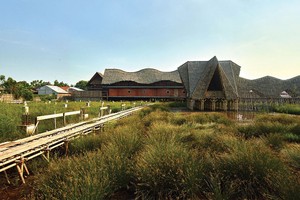 Độc đáo: Ngôi trường trên đầm lầy