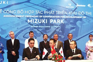 Đại diện của Nam Long, Hankyu Realty và Nishi Nippon Railroad tại lễ ký kết