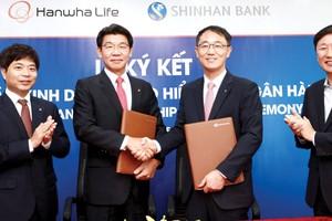 Ông Back Jong Kook (thứ hai từ trái sang) bắt tay đại diện của Ngân hàng Shinhan bank tại buổi lễ ký kết hợp tác chiến lược ngày 12/6/2017