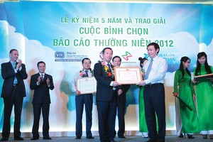 Tại Lễ kỷ niệm 5 năm Cuộc bình chọn năm 2012, ông Vương Đình Huệ trên cương vị 
Bộ trưởng Bộ Tài chính, đã đến chúc mừng các DN đạt giải, đồng thời trao kỷ niệm chương cho các thành viên Ban Tổ chức