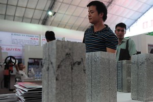 Dù có nhiều chính sách hỗ trợ, nhưng gạch không nung vẫn không thể tìm được chỗ đứng trên thị trường. Ảnh: Dũng Minh